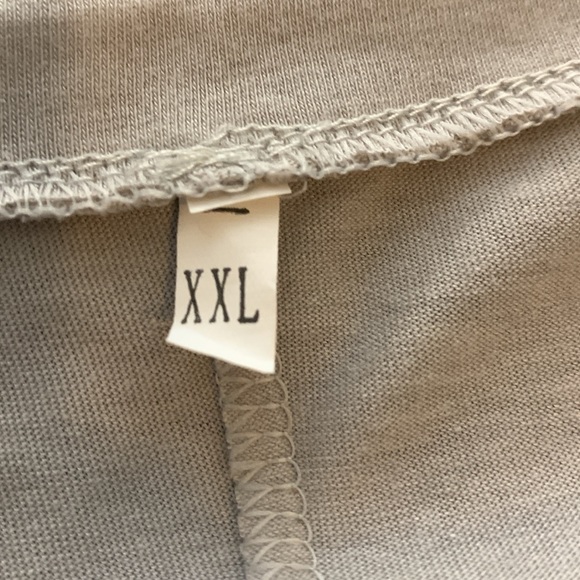 NWOT. Woman’s long sleeve tunic style top with round neckline and contrast hem. - Picture 8 of 10